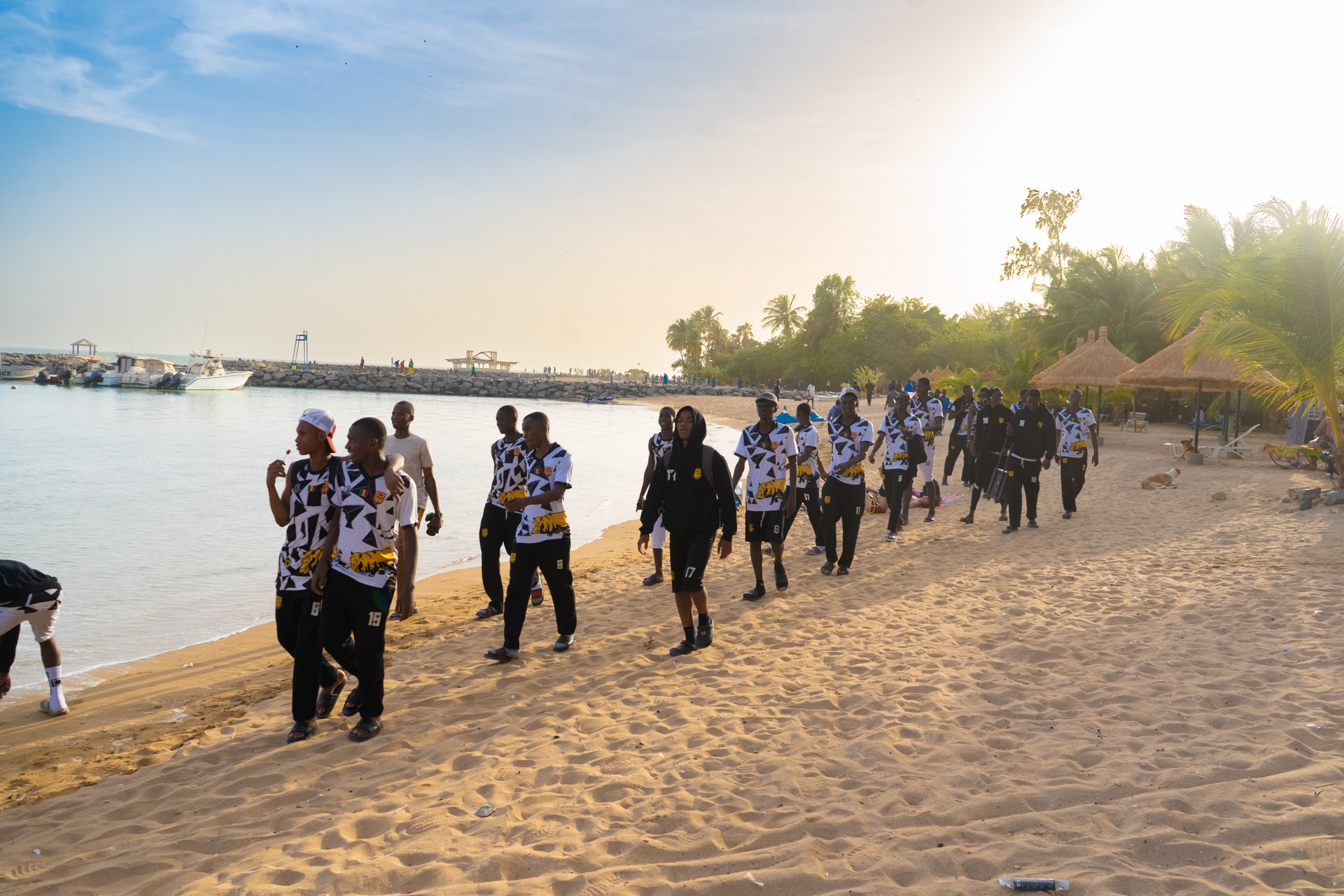 Le groupe TEAM BS sur une plage au Sénégal