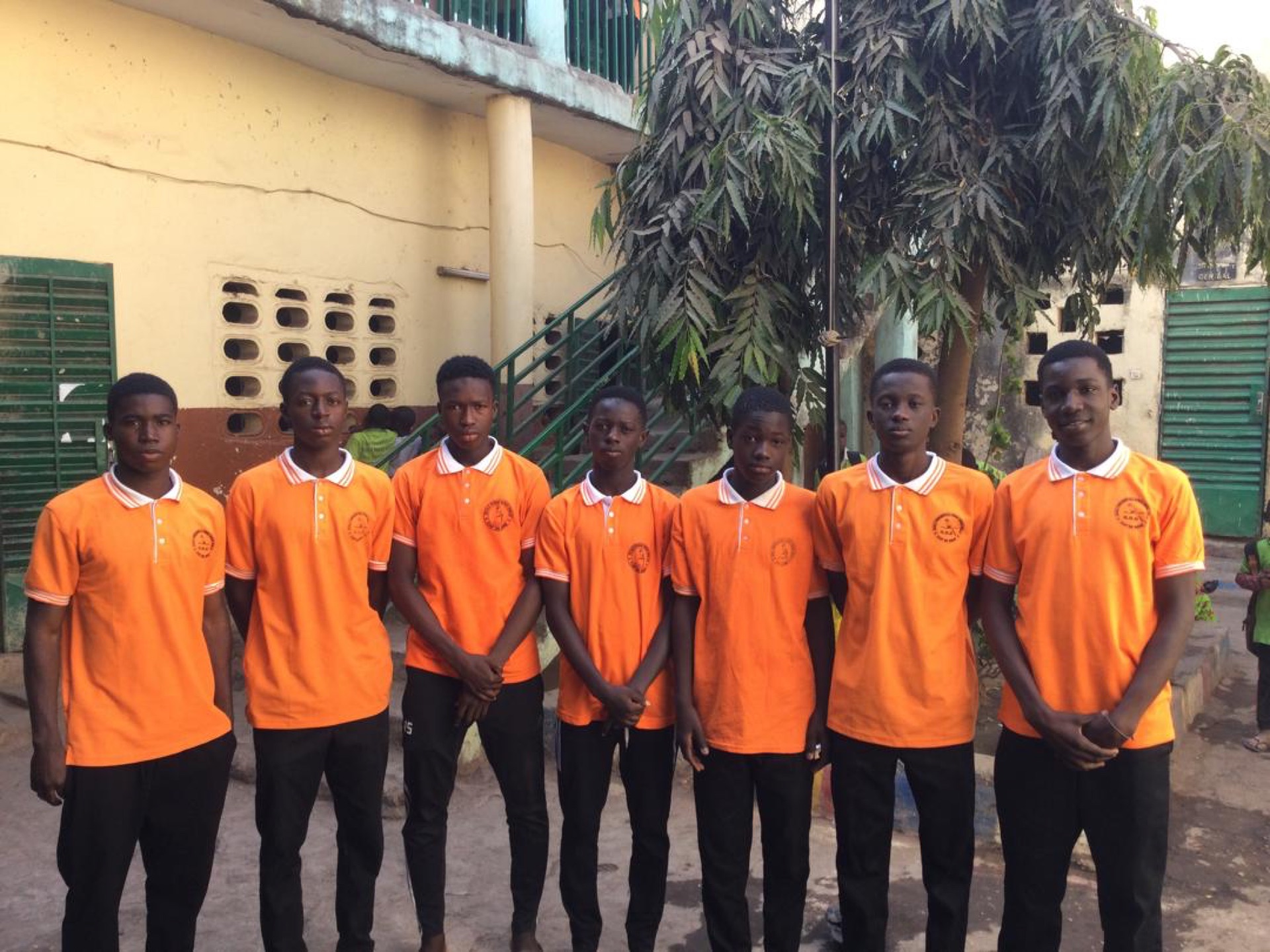 Groupe des académiciens à l’école