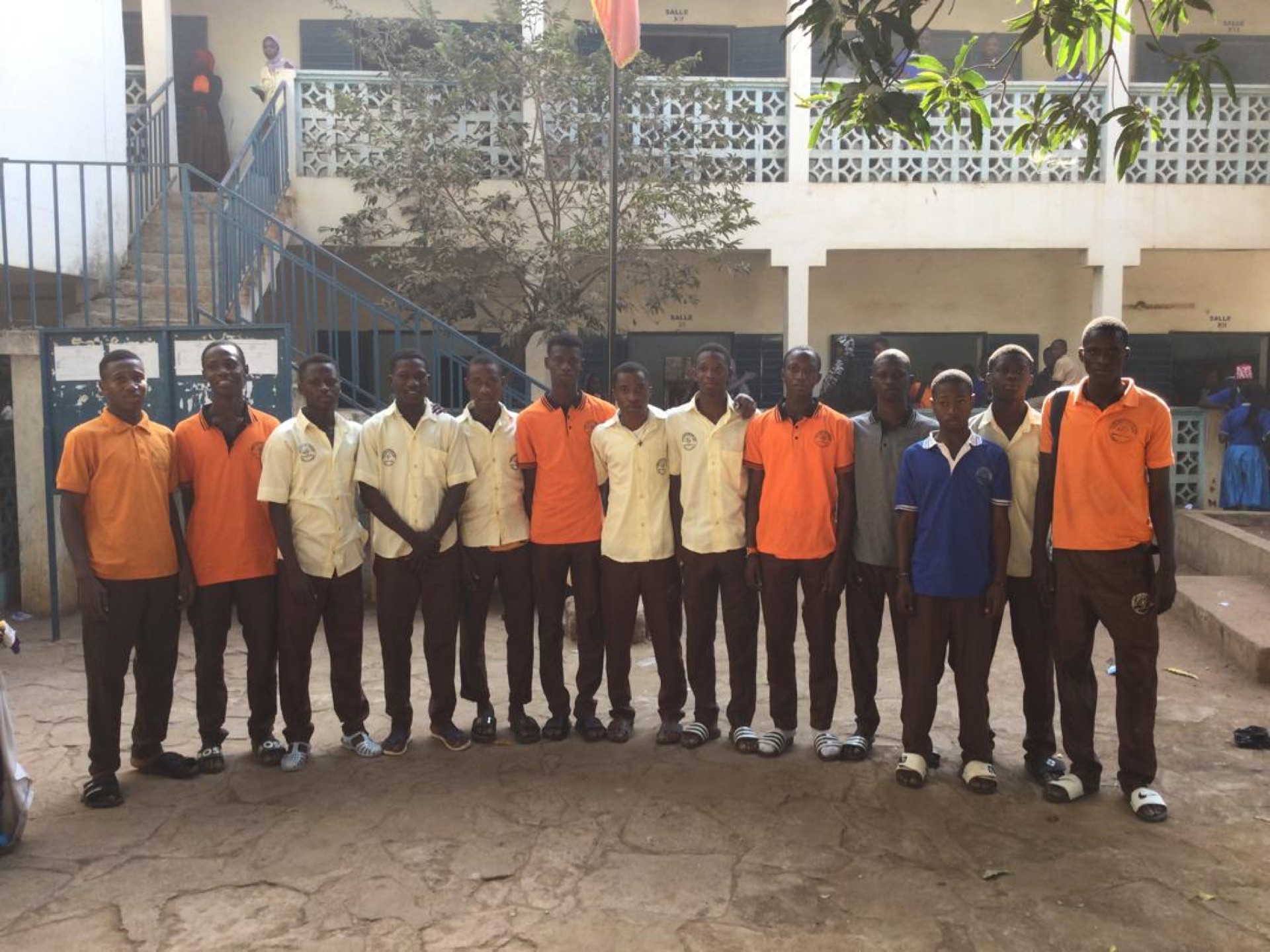 L’académie réunie dans la cour de l’école