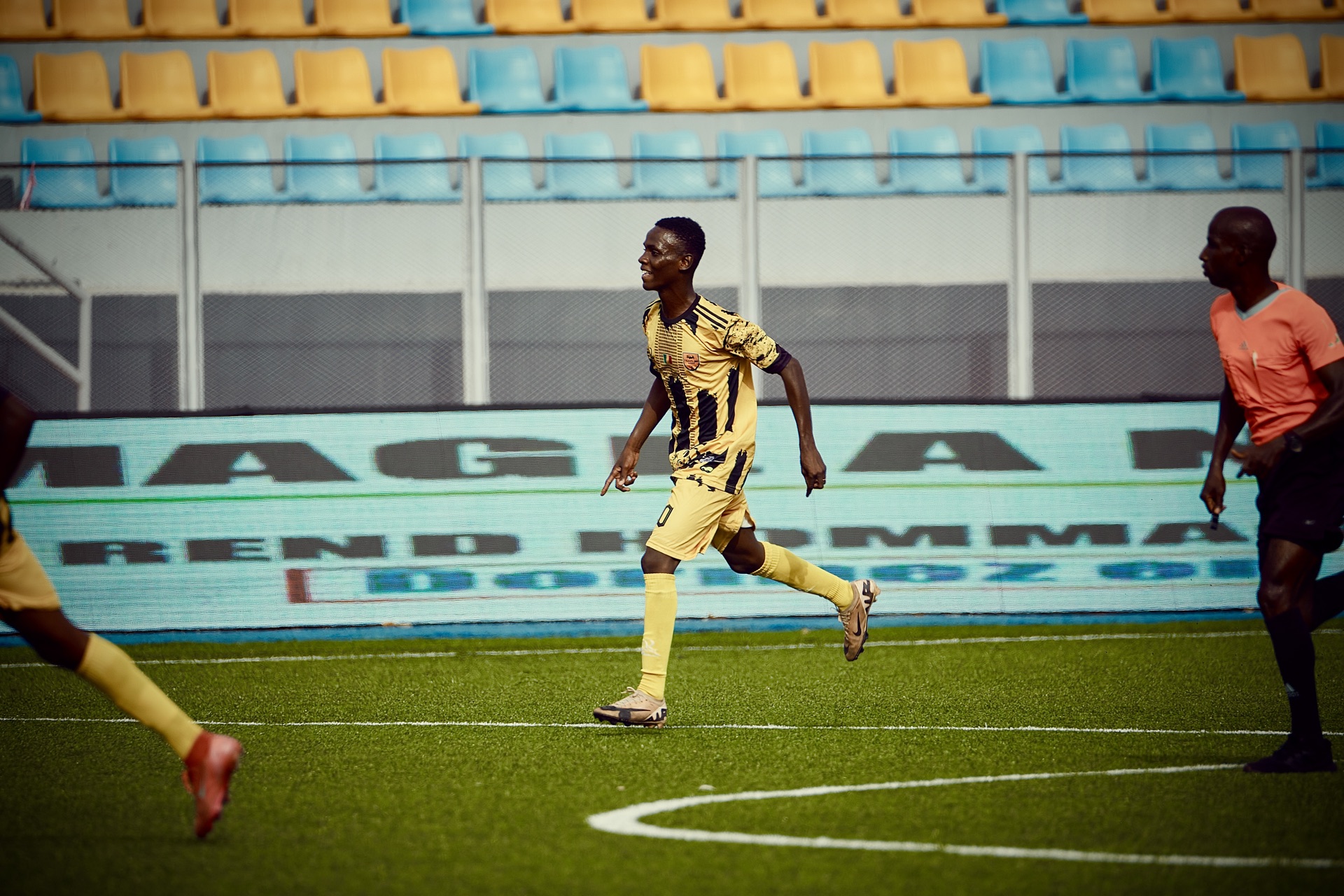 Joueur TEAM BS en mouvement dans le stade