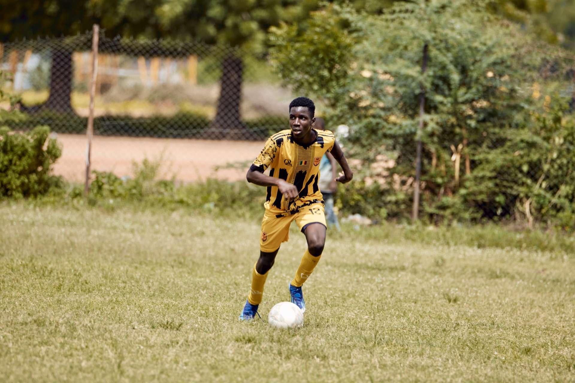 Joueur TEAM BS progressant avec le ballon